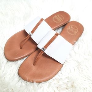 Andre Assous White Nice Bright Featherweight Sandals 9